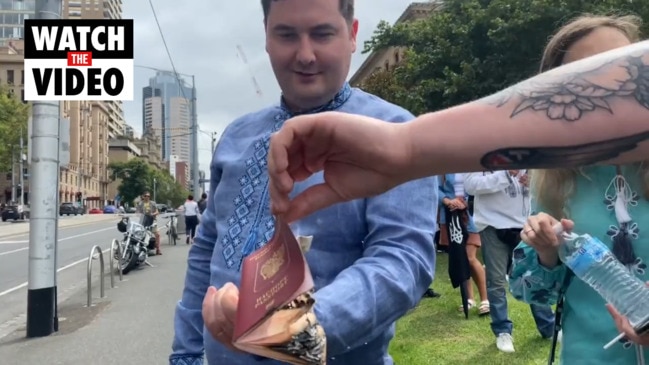 Russian man burns passport as thousands in Melbourne rally against Russian war