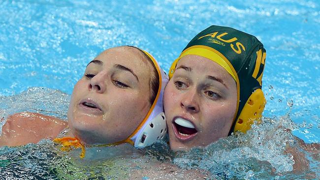 Bronwyn Knox pressured by Nicola Zagame in training.