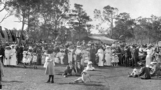 The crowd awaiting the arrival of the first official tram to Narrabeen on December 13, 1913. Photo Northern Beaches Library