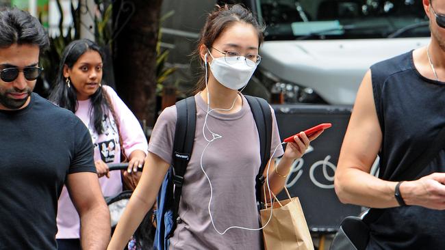 People are wearing masks in Brisbane CBD. (AAP image, John Gass)