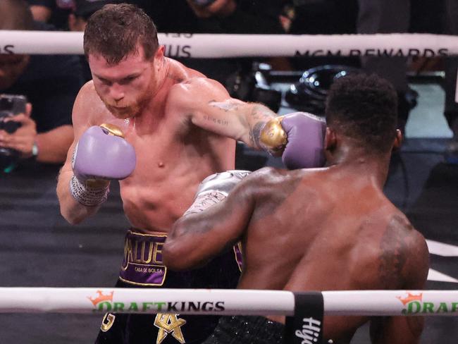 A boxer the likes of Canelo Alvarez (L) would not be doing what Tszyu is attempting to do. Picture: Ethan Miller/Getty Images North America/Getty Images via AFP