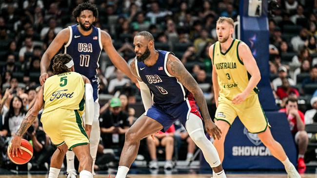 LeBron James guards Patty Mills. Photo by Giuseppe CACACE / AFP.