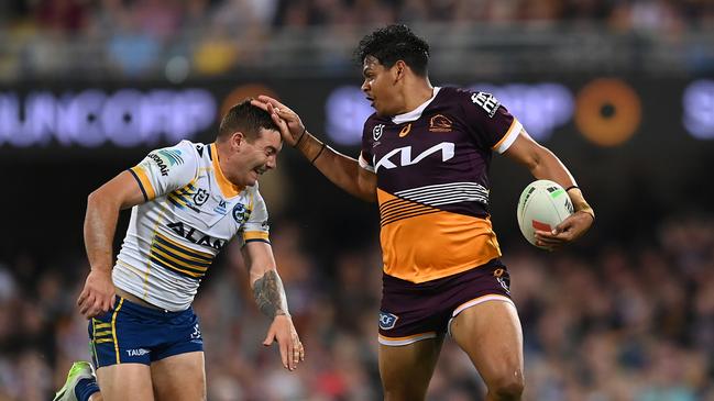 Broncos star Selwyn Cobbo makes a break. Picture: Albert Perez/Getty Images.