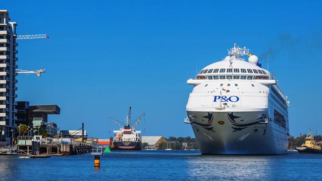 P&amp;O’s 70,000-tonne superliner, Pacific Dawn, departing Brisbane from around the same spot as the <i>Strathaird </i>did in 1932.