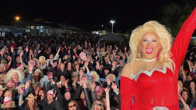 Timberlina on stage and celebrating the festival with Dolly fans. Photo: Supplied.