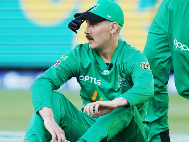 Nic Maddinson of the Stars looks dejected after dropping a catch during the Big Bash League (BBL) cricket match between Melbourne Stars and Sydney Thunder at the MCG in Melbourne, Wednesday, January 8, 2020. (AAP Image/Michael Dodge) NO ARCHIVING, EDITORIAL USE ONLY, IMAGES TO BE USED FOR NEWS REPORTING PURPOSES ONLY, NO COMMERCIAL USE WHATSOEVER, NO USE IN BOOKS WITHOUT PRIOR WRITTEN CONSENT FROM AAP