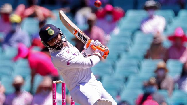 India's Ravindra Jadeja avoids a short delivery by Australia's Mitchell Starc on the third day of the third cricket Test match between Australia and India at the Sydney Cricket Ground (SCG) in Sydney on January 9, 2021. (Photo by DAVID GRAY / AFP) / -- IMAGE RESTRICTED TO EDITORIAL USE - STRICTLY NO COMMERCIAL USE --