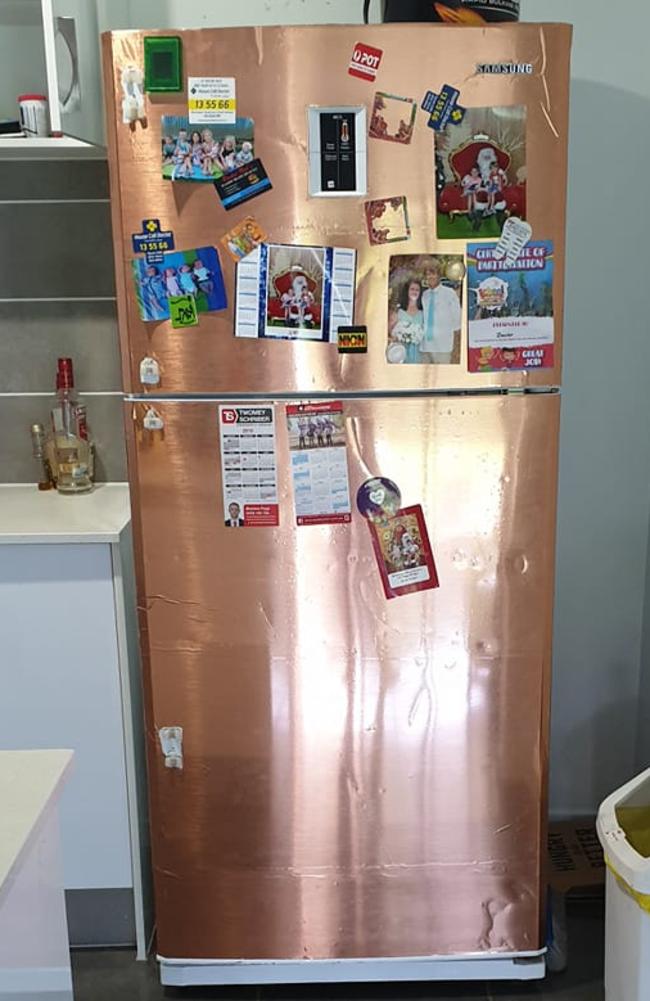 Facebook: People are decorating their fridges in vinyl contact, Photo