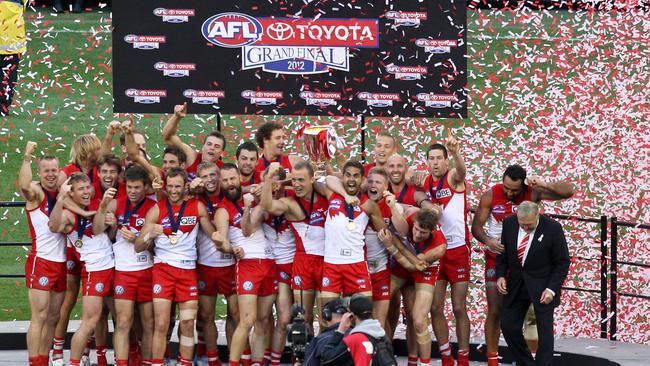 Swans champion Bobby Skilton leaves the dais after presenting Sydney with its premiership trophy.