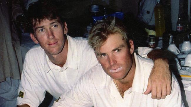 Australian Test cricketers Glenn McGrath (l) and Shane Warne.
