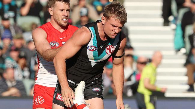 Ollie Wines was unimpressed with Peter Ladhams’ gut punch that will cost the new Swan a week on the sidelines. Picture: Getty Images