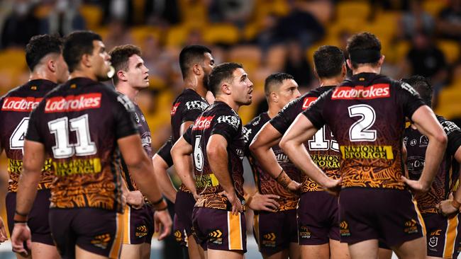 BRISBANE, AUSTRALIA - SEPTEMBER 03: Sean O'Sullivan of the Broncos and teammates look dejected after a Panthers try during the round 17 NRL match between the Brisbane Broncos and the Penrith Panthers at Suncorp Stadium on September 03, 2020 in Brisbane, Australia. (Photo by Albert Perez/Getty Images)