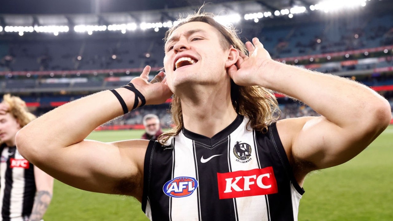 MELBOURNE, AUSTRALIA - AUGUST 05: Darcy Moore of the Magpies acknowledges the fans after the round 21 AFL match between the Melbourne Demons and the Collingwood Magpies at Melbourne Cricket Ground on August 05, 2022 in Melbourne, Australia. (Photo by Darrian Traynor/Getty Images)