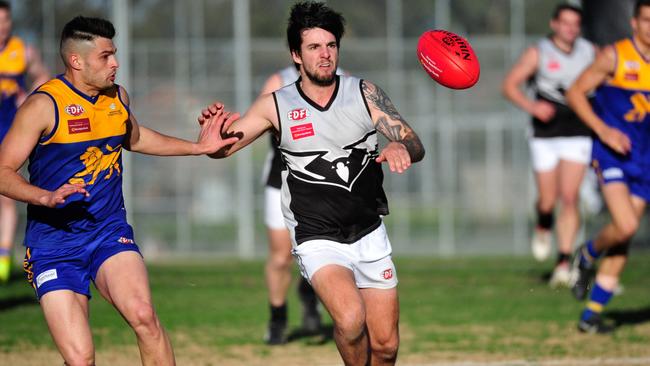 Roxburgh Park and Taylors Lakes do battle in the EDFL. Picture: Jamie Morey