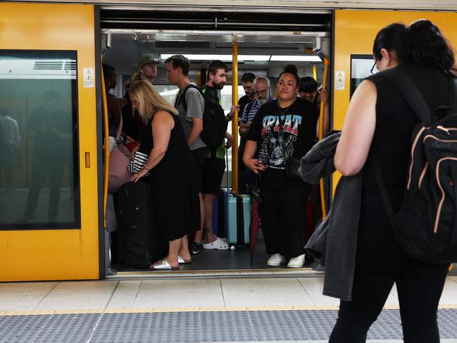 DAILY TELEGRAPH 15TH JAN 2025. Delayed Passengers waiting for the train to depart, Central Station, Sydney. Photographer: Ted Lamb