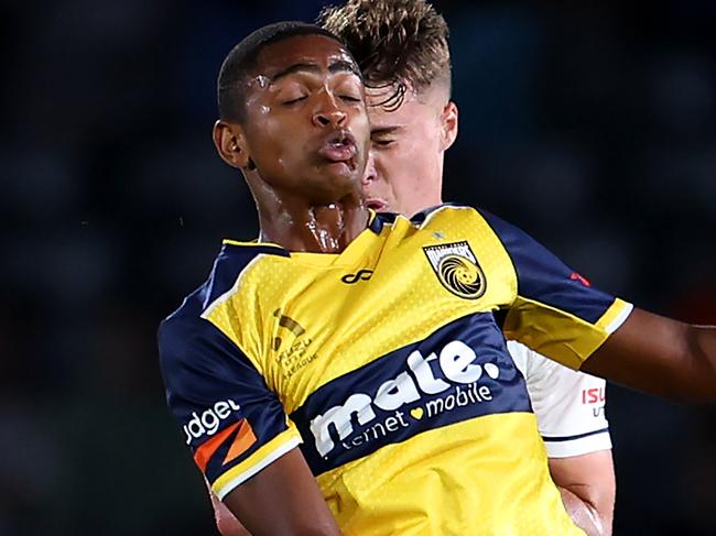 GOSFORD, AUSTRALIA - FEBRUARY 10: Jake Girdwood-Reich of Sydney FC and Ronald Barcellos of Central Coast compete for the ball during the A-League Men round 16 match between Central Coast Mariners and Sydney FC at Industree Group Stadium, on February 10, 2024, in Gosford, Australia. (Photo by Mark Kolbe/Getty Images)