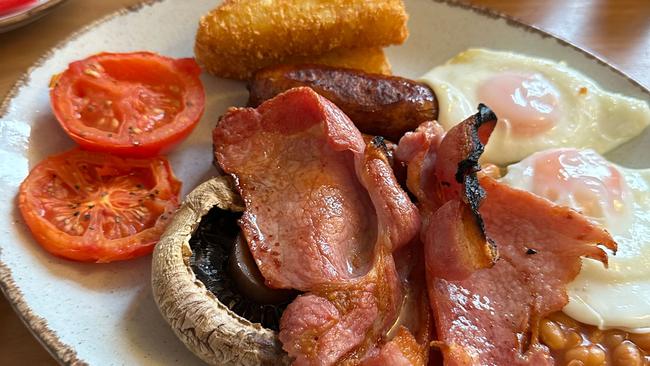 8. Fresh food does not exist In England everything either comes out of a can, a packet or the freezer, and is then placed into the microwave or oven. No exceptions. 