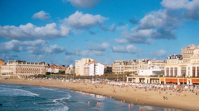 The beach and seafront at Biarritz, France, 1960. (Photo by Slim Aarons/Hulton Archive/Getty Images)