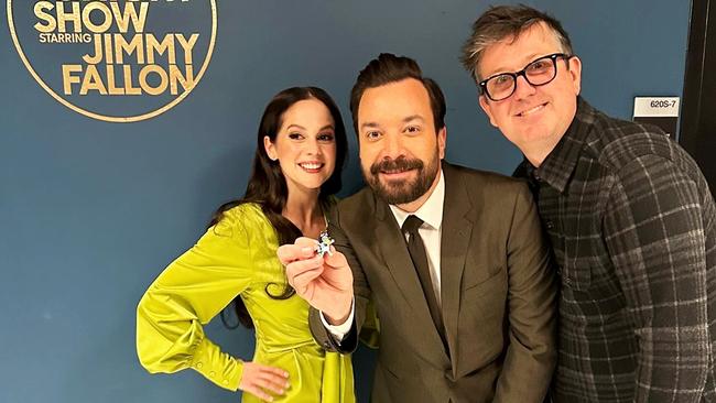 Bluey voice actors Melanie Zanetti and David McCormack with Jimmy Fallon (centre).