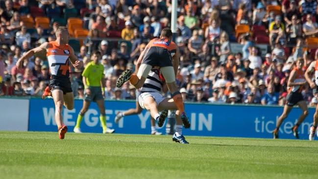 Shane Mumford collides front-on with Mitch Duncan.
