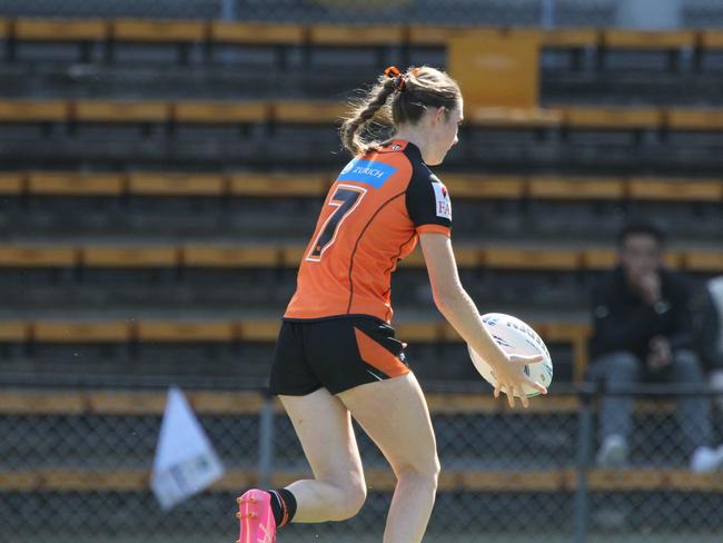 Ellie Barnett prepares to kick. Picture: Warren Gannon Photography