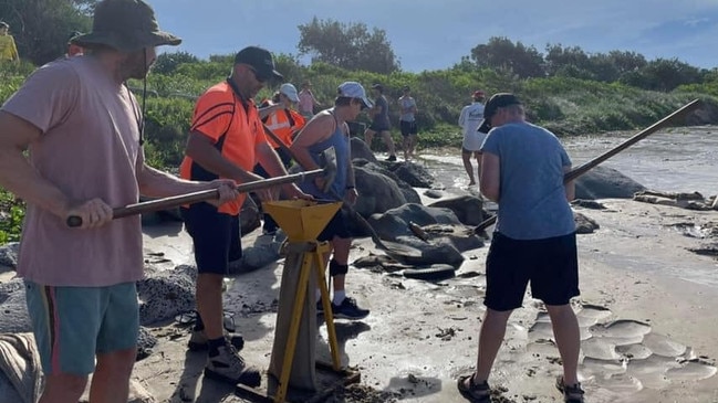 In 2022 Yamba residents assisted the SES to fill sandbags for flood affected residences and businesses.