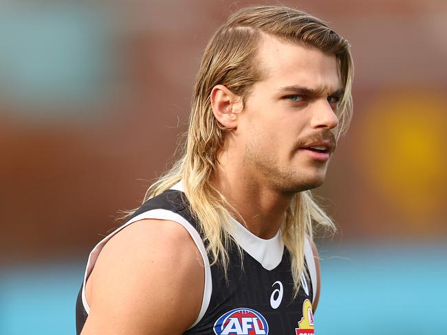 MELBOURNE, AUSTRALIA - JUNE 05: Bailey Smith of the Bulldogs looks on during a Western Bulldogs AFL training session at Whitten Oval on June 05, 2024 in Melbourne, Australia. (Photo by Graham Denholm/Getty Images)