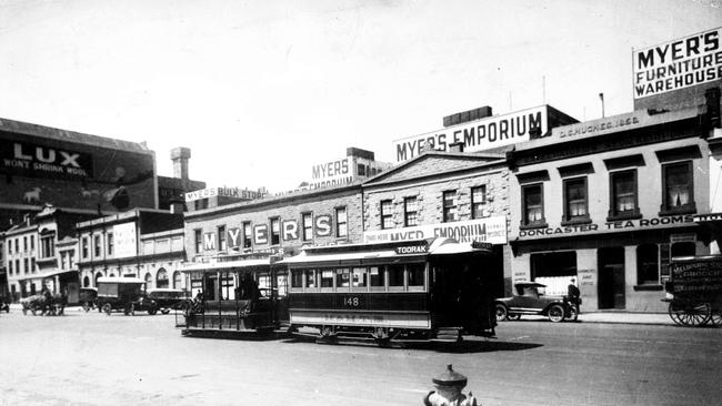 A cable tram passes Myer’s Emporium in Melbourne in the 1920s.