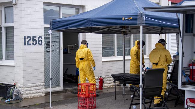 Police  investigate and dismantle the clan lab at an abandoned workshop on South Road ,Clovelly Park Tuesday,September,20,2022.Picture Mark Brake