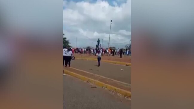 Venezuela protesters topple Chavez statue after Maduro victory