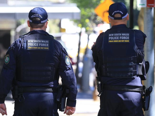 SYDNEY, AUSTRALIA - NewsWire Photos SEPTEMBER 21, 2021 - Police surrounds the CFMEU Headquarters in Pyrmont. Picture: NCA NewsWire Christian Gilles