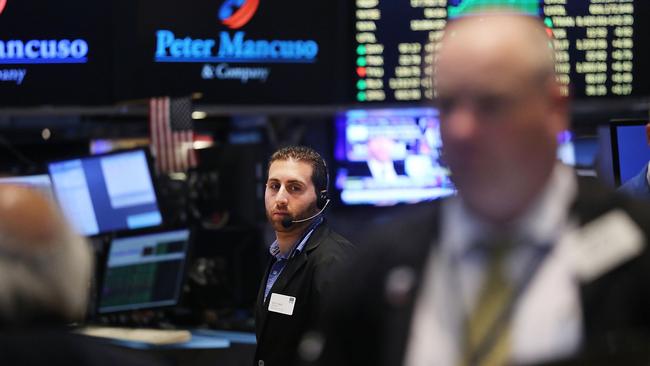 NEW YORK, NY - JULY 29: Traders work on the floor of the New York Stock Exchange (NYSE) on July 29, 2015 in New York City. Following news that the Federal Reserve will keep interest rates unchanged combined with a continued recovery in oil prices, U.S. stocks closed higher on Wednesday. Spencer Platt/Getty Images/AFP == FOR NEWSPAPERS, INTERNET, TELCOS & TELEVISION USE ONLY ==