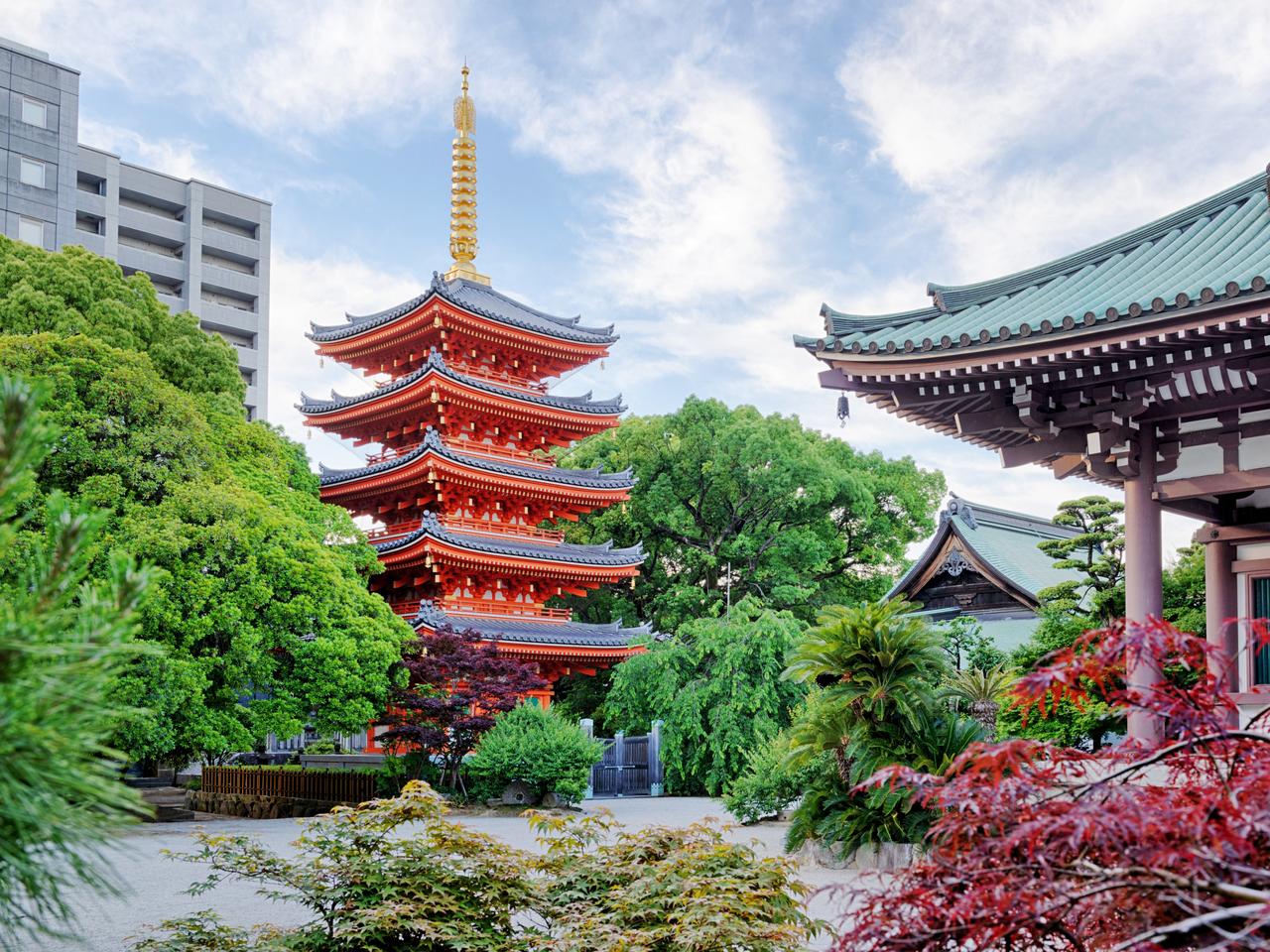 Best things to do in Fukuoka, Japan: Best ramen, Tochoji Temple |  escape.com.au