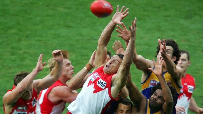 Leo Barry surges back into a pack to save Sydney in the 2005 Grand Final.