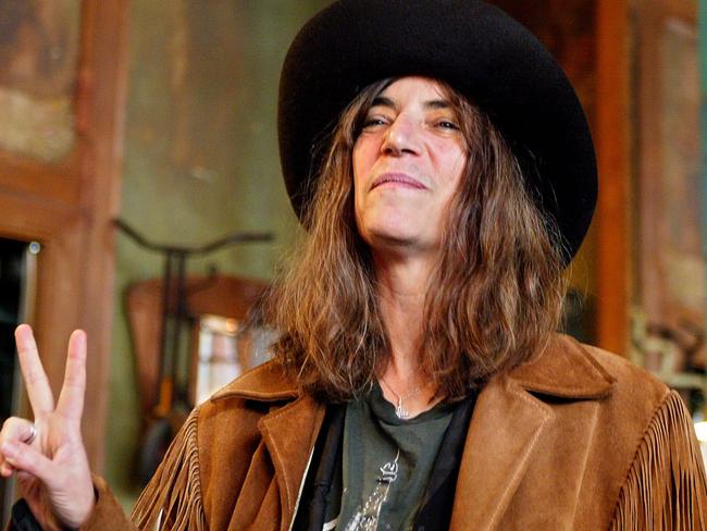 MARCH 25, 2004 : US singer Patti Smith gives the peace sign during 25/03/04 press conference at Paris cafe. Smith/Singer P/