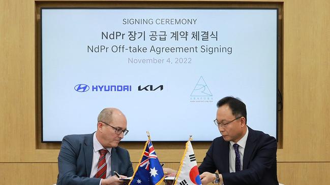 Mr Park Chan Young, Vice President, Electric Vehicle Parts Purchasing Sub-Division, and Mr Gavin Lockyer from Arafura Resources, sign an NdPr Offtake Agreement in South Korea.