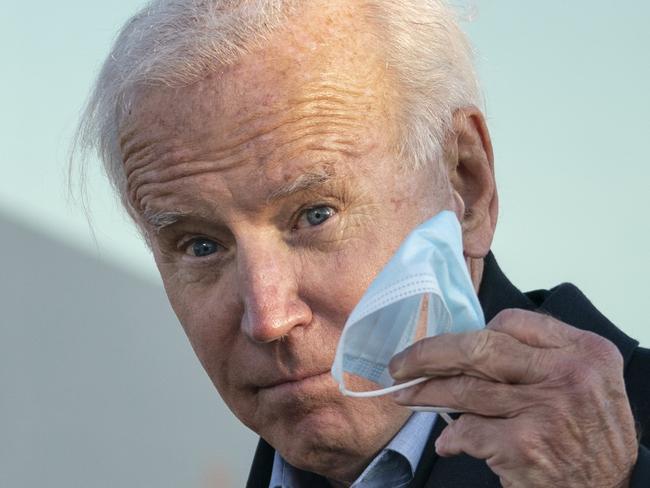 ST. PAUL, MN - OCTOBER 30: Democratic presidential nominee Joe Biden holds up his face covering as he departs a drive-in campaign rally at the Minnesota State Fairgrounds on October 30, 2020 in St. Paul, Minnesota. Biden is campaigning in Iowa, Wisconsin and Minnesota on Friday.   Drew Angerer/Getty Images/AFP == FOR NEWSPAPERS, INTERNET, TELCOS & TELEVISION USE ONLY ==