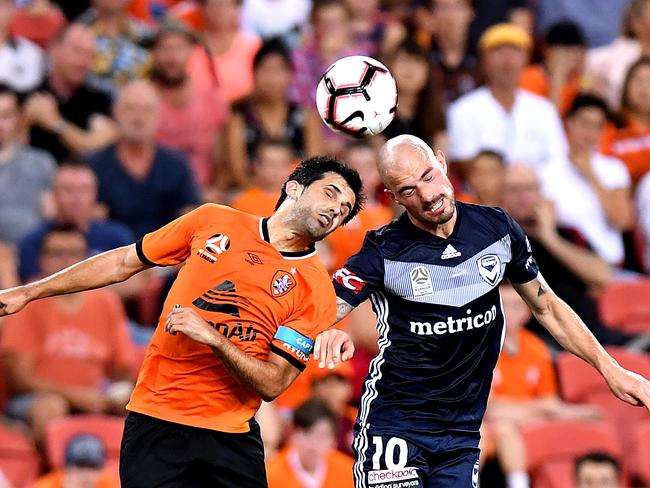 BRISBANE, AUSTRALIA - JANUARY 15: Alejandro Sanchez of the Roar and James Troisi of the Victory challenge for the ball during the round 15 A-League match between the Brisbane Roar and the Melbourne Victory at Suncorp Stadium on January 15, 2019 in Brisbane, Australia. (Photo by Bradley Kanaris/Getty Images)