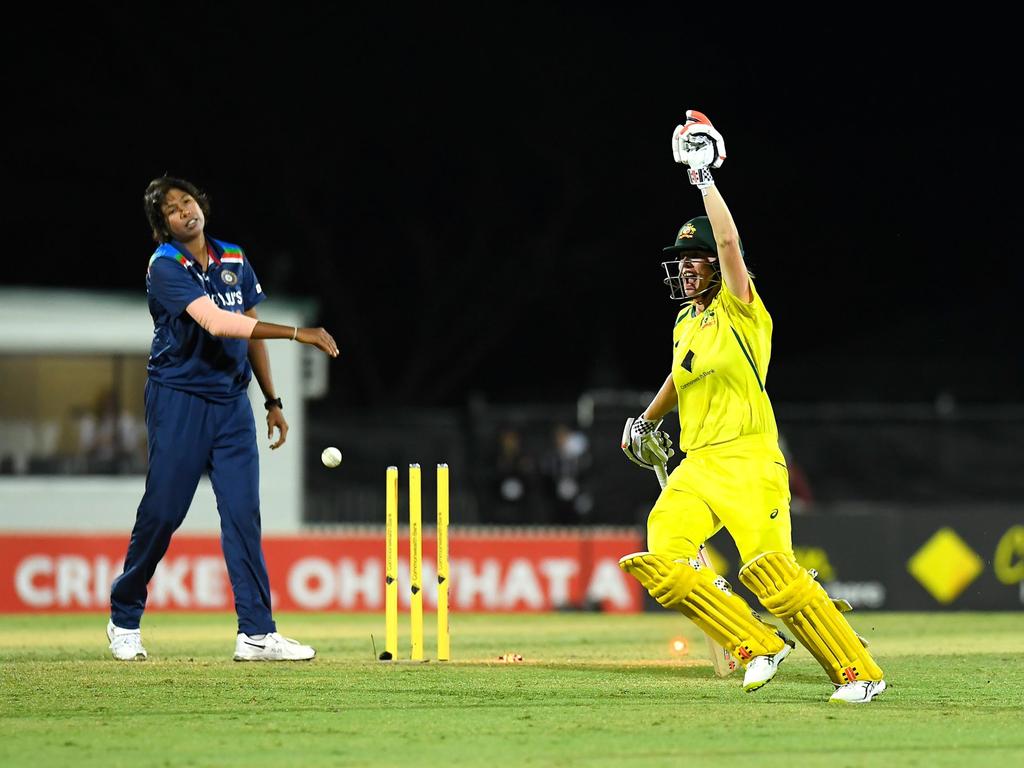 Inaugural Great Barrier Reef Arena ambassador Beth Mooney batting against India playing at the arena.