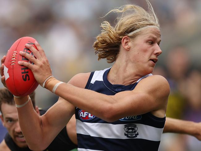 GEELONG, AUSTRALIA - FEBRUARY 26: Sam De Koning of the Cats in action during the AFL Practice Match between Geelong Cats and Richmond Tigers at GMHBA Stadium on February 26, 2022 in Geelong, Australia. (Photo by Graham Denholm/Getty Images)