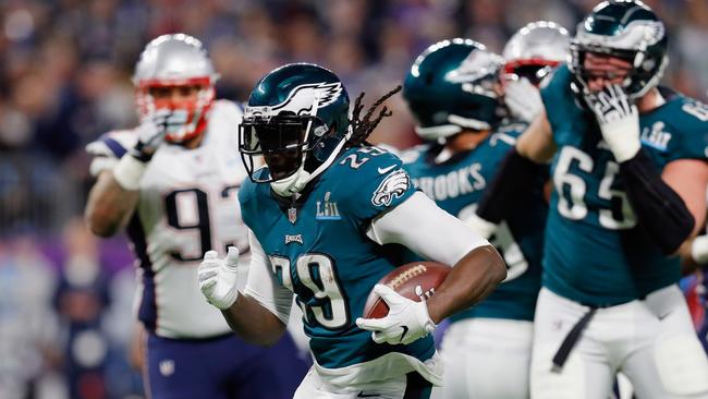 MINNEAPOLIS, MN - FEBRUARY 04: LeGarrette Blount #29 of the Philadelphia Eagles carries the ball for a 21-yard touchdown run during the second quarter against the New England Patriots in Super Bowl LII at U.S. Bank Stadium on February 4, 2018 in Minneapolis, Minnesota.   Kevin C. Cox/Getty Images/AFP == FOR NEWSPAPERS, INTERNET, TELCOS & TELEVISION USE ONLY ==