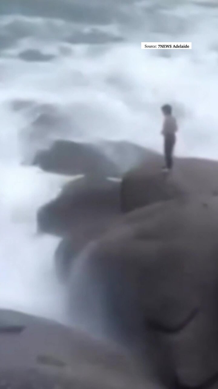 The harrowing moment Mehdi is hit by a wave at Granite Island (7NEWS)