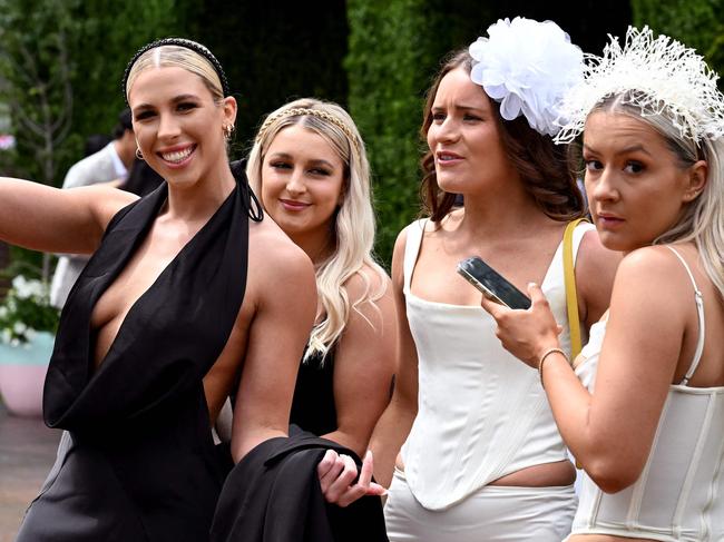 Race-goers arrive for the Melbourne Cup horse race in Melbourne on November 1, 2022. (Photo by William WEST / AFP) / -- IMAGE RESTRICTED TO EDITORIAL USE - STRICTLY NO COMMERCIAL USE --