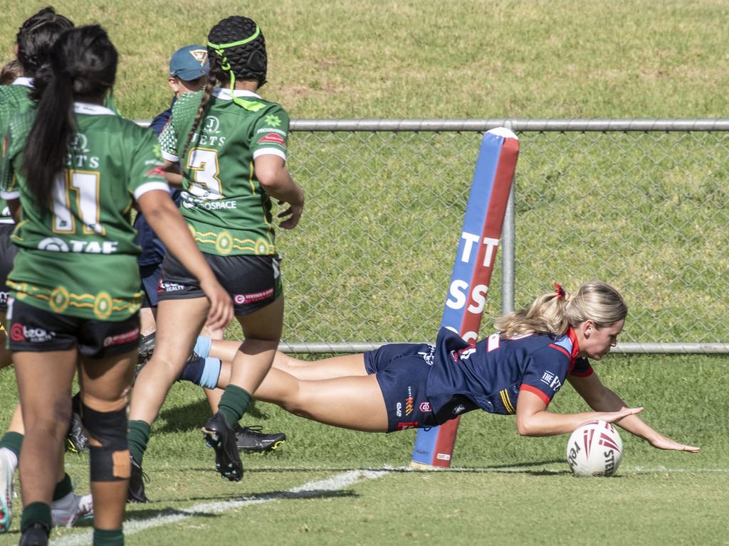 Jessica Fitzgibbons scores a try for Clydesdales. Picture: Nev Madsen.