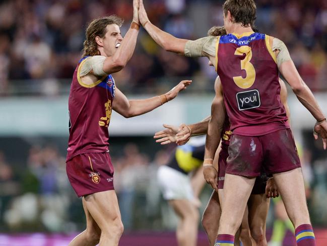 BRISBANE, AUSTRALIA - SEPTEMBER 01: Brisbane Lions players celebrate after the 2022 AFL Second Elimination Final match between the Brisbane Lions and the Richmond Tigers at The Gabba on September 1, 2022 in Brisbane, Australia. (Photo by Russell Freeman/AFL Photos via Getty Images)