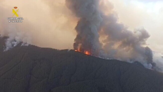 Emergency crews battle raging wildfire in Tenerife