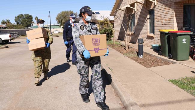 Defence personnel deliver food packages to Indigenous people in lockdown in Dubbo in central NSW. Picture: Ryan Osland