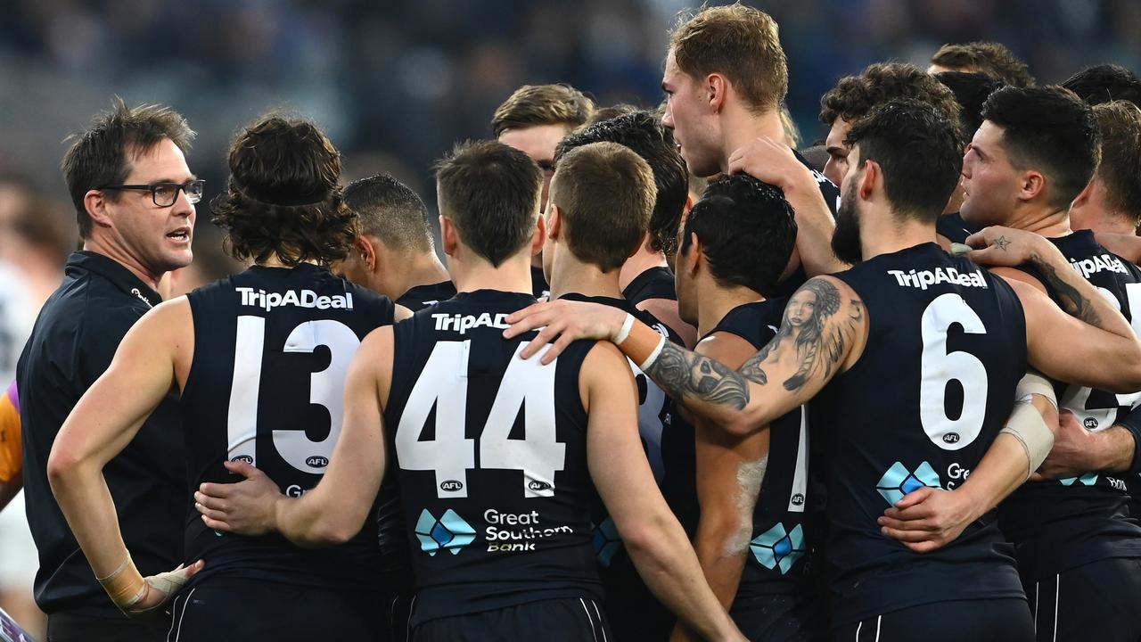 MELBOURNE, AUSTRALIA – JULY 10: Blues head coach David Teague talks to his players during the round 17 AFL match between Carlton Blues and Geelong Cats at Melbourne Cricket Ground on July 10, 2021 in Melbourne, Australia. (Photo by Quinn Rooney/Getty Images)