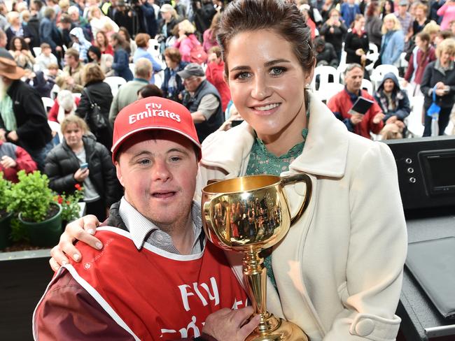 Melbourne Cup winning jockey Michelle Payne (right) and her brother Steve pose for a photo with the Melbourne Cup at a homecoming parade in Ballarat, Friday, Nov. 6, 2015. (AAP Image/Julian Smith) NO ARCHIVING