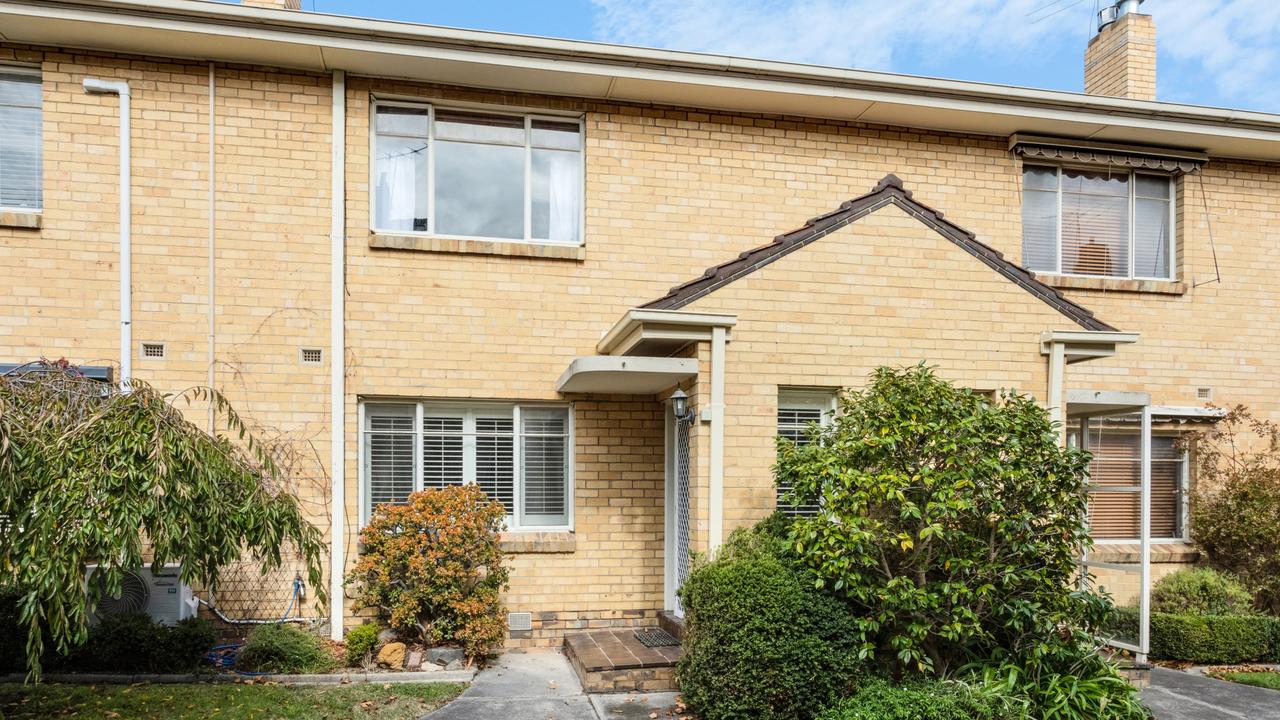 A two-bedroom unit in Murrumbeena sold in a two-minute auction showdown.